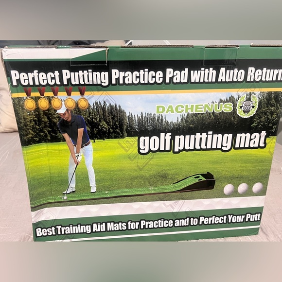 Golf Pro indoor/outdoor putter with ball return, trace strike pad, & gifts - Picture 2 of 4